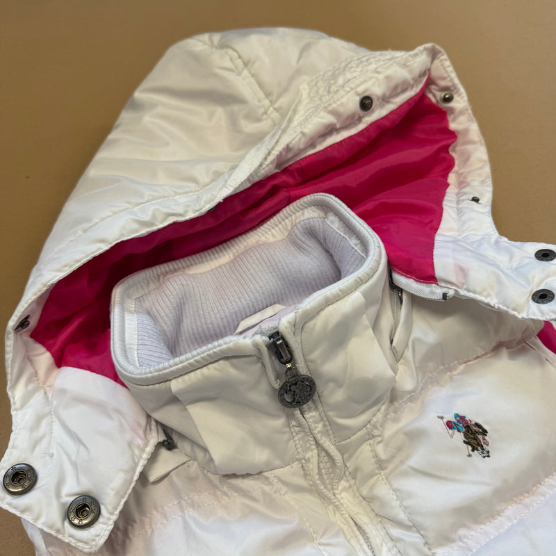 Detailansicht: Sourced limited accessories and clothes US Polo Assn vintage white puffer vest – Logo, Nähte oder Material