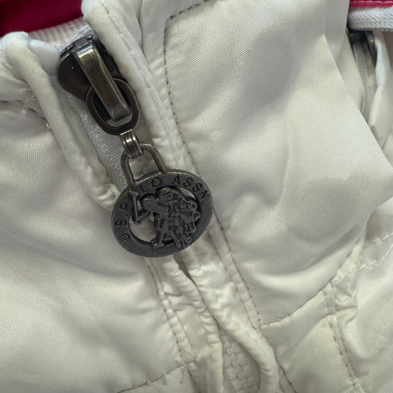 Detailansicht: Sourced limited accessories and clothes US Polo Assn vintage white puffer vest – Logo, Nähte oder Material