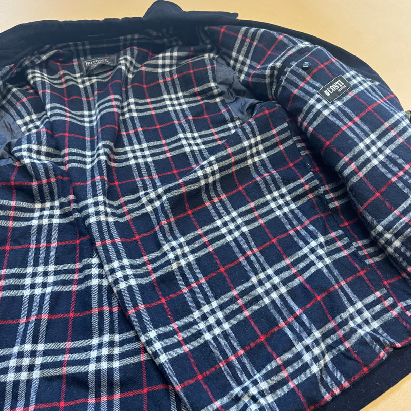 Detailansicht: Sourced limited accessories and clothes Burberry’s vintage winter coat – Logo, Nähte oder Material