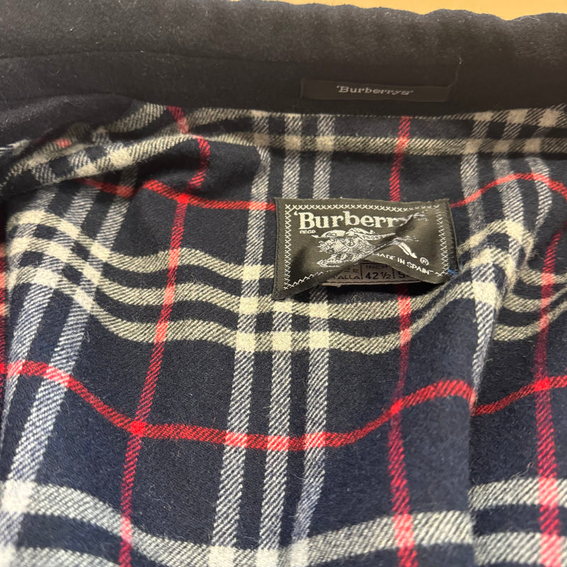 Detailansicht: Sourced limited accessories and clothes Burberry’s vintage winter coat – Logo, Nähte oder Material