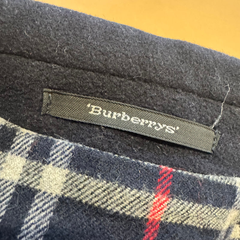 Detailansicht: Sourced limited accessories and clothes Burberry’s vintage winter coat – Logo, Nähte oder Material