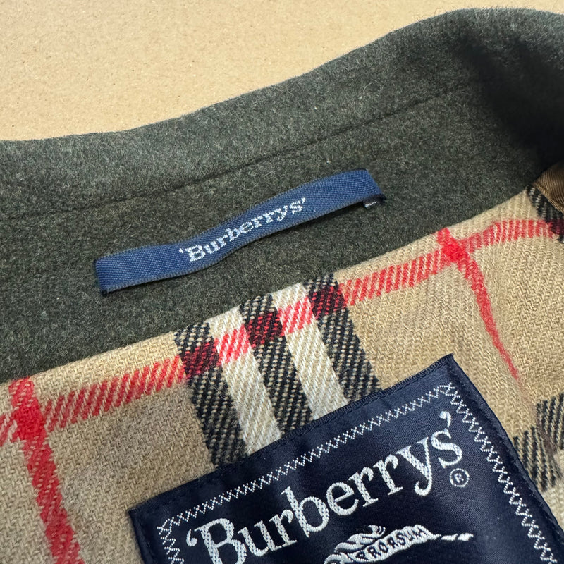 Detailansicht: Sourced limited accessories and clothes Burberry’s vintage green winter coat – Logo, Nähte oder Material