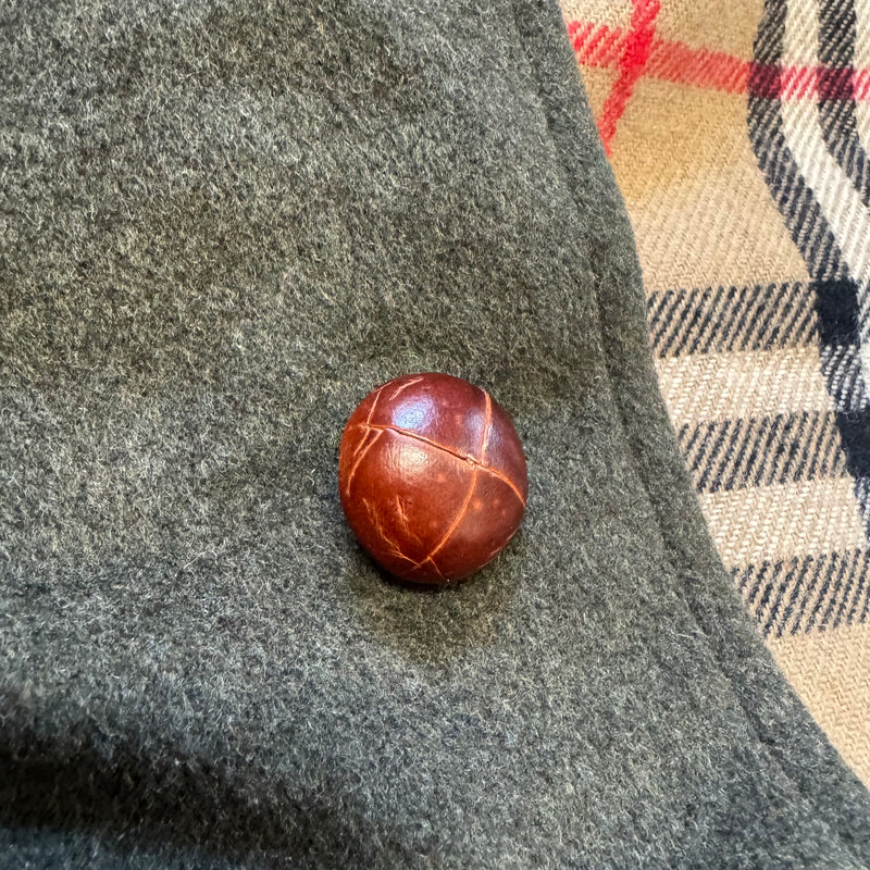 Detailansicht: Sourced limited accessories and clothes Burberry’s vintage green winter coat – Logo, Nähte oder Material