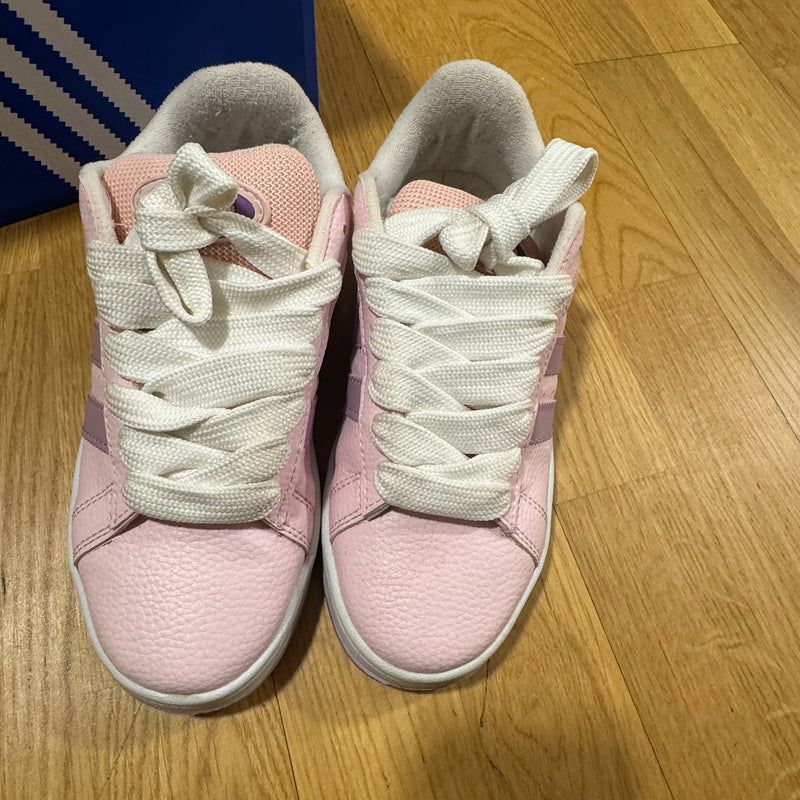 Detailansicht: Sourced limited accessories and clothes Adidas Campus pink sneakers – Logo, Nähte oder Material