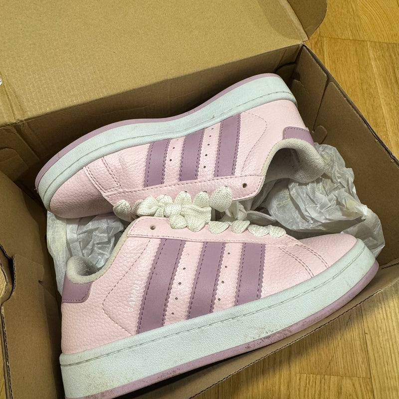 Detailansicht: Sourced limited accessories and clothes Adidas Campus pink sneakers – Logo, Nähte oder Material