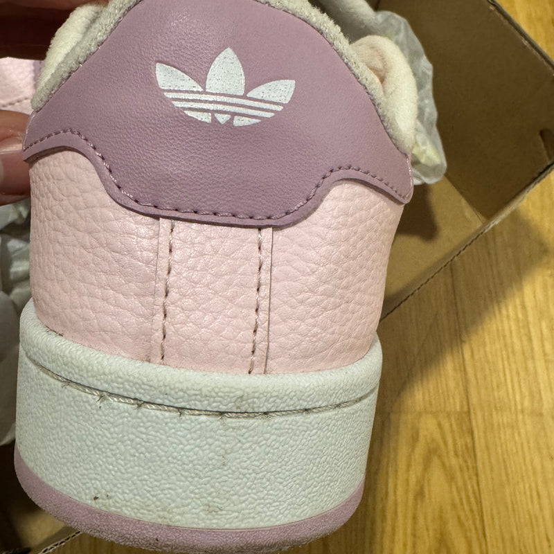 Detailansicht: Sourced limited accessories and clothes Adidas Campus pink sneakers – Logo, Nähte oder Material