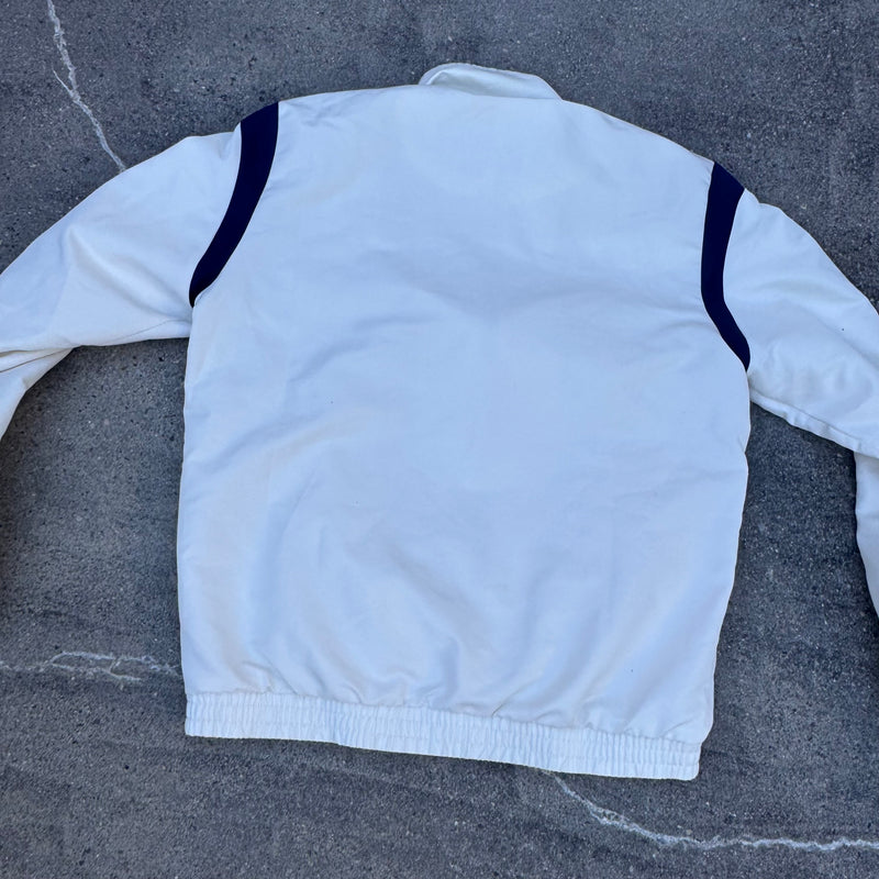 Detailansicht: Sourced limited accessories and clothes Sergio Tacchini vintage white track jacket – Logo, Nähte oder Material