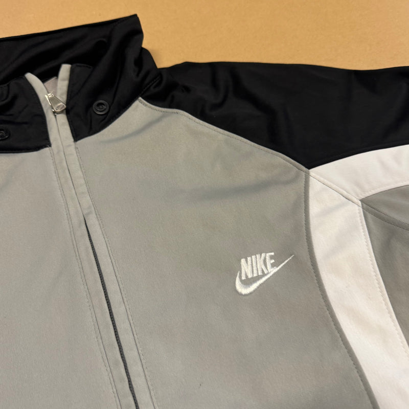 Detailansicht: Sourced limited accessories and clothes Nike vintage 90s grey track jacket – Logo, Nähte oder Material