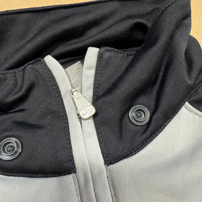 Detailansicht: Sourced limited accessories and clothes Nike vintage 90s grey track jacket – Logo, Nähte oder Material