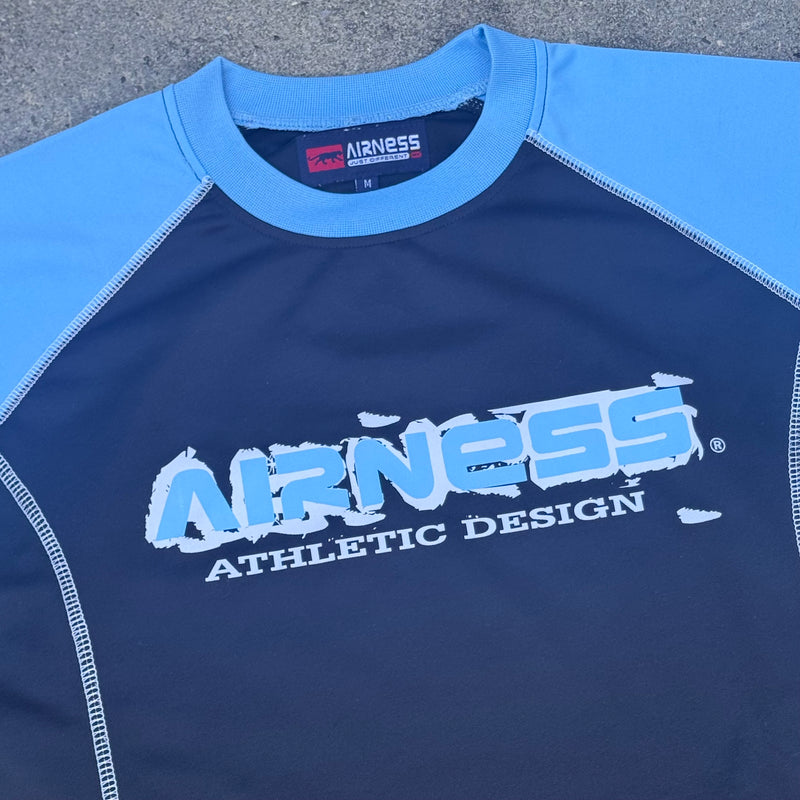 Detailansicht: Sourced limited accessories and clothes Airness streetwear 00s black t-shirt – Logo, Nähte oder Material
