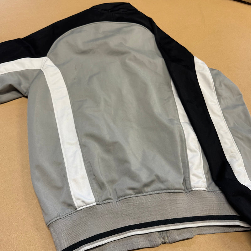 Detailansicht: Sourced limited accessories and clothes Nike vintage 90s grey track jacket – Logo, Nähte oder Material