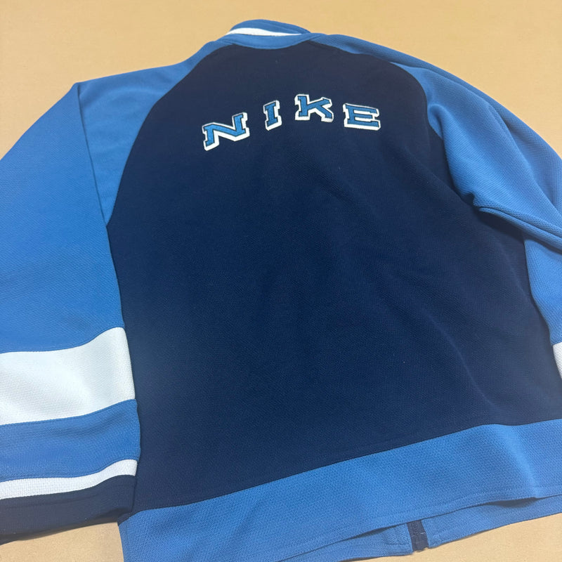 Detailansicht: Sourced limited accessories and clothes Nike vintage 90s oversized track jacket – Logo, Nähte oder Material