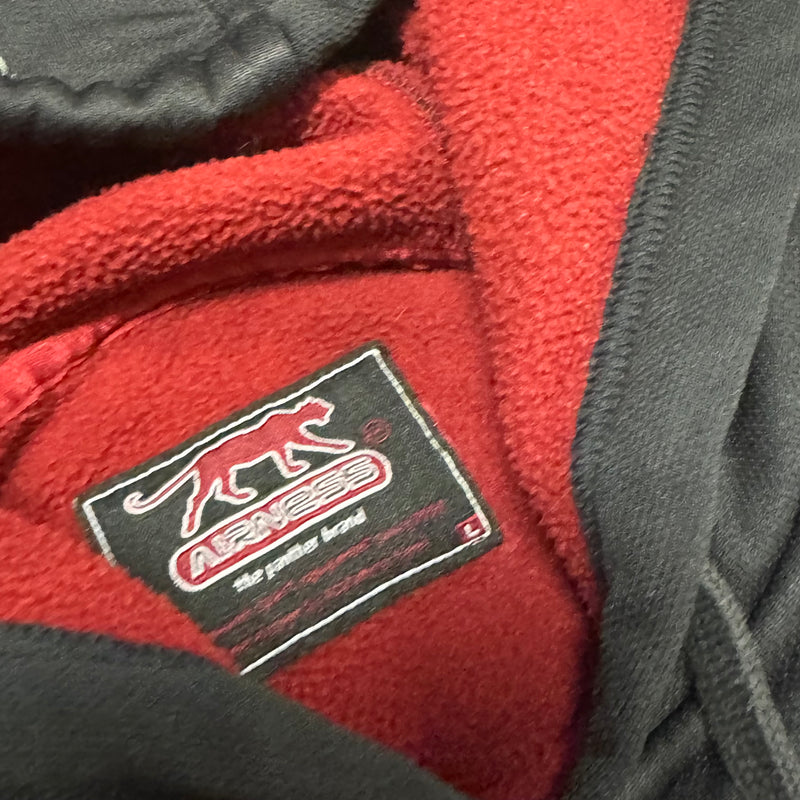 Detailansicht: Sourced limited accessories and clothes Airness streetwear style black hoodie – Logo, Nähte oder Material