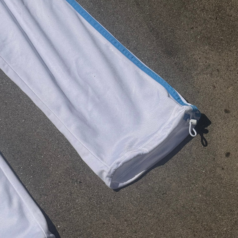 Detailansicht: Sourced limited accessories and clothes Adidas white three striped Y2K sweatpants – Logo, Nähte oder Material