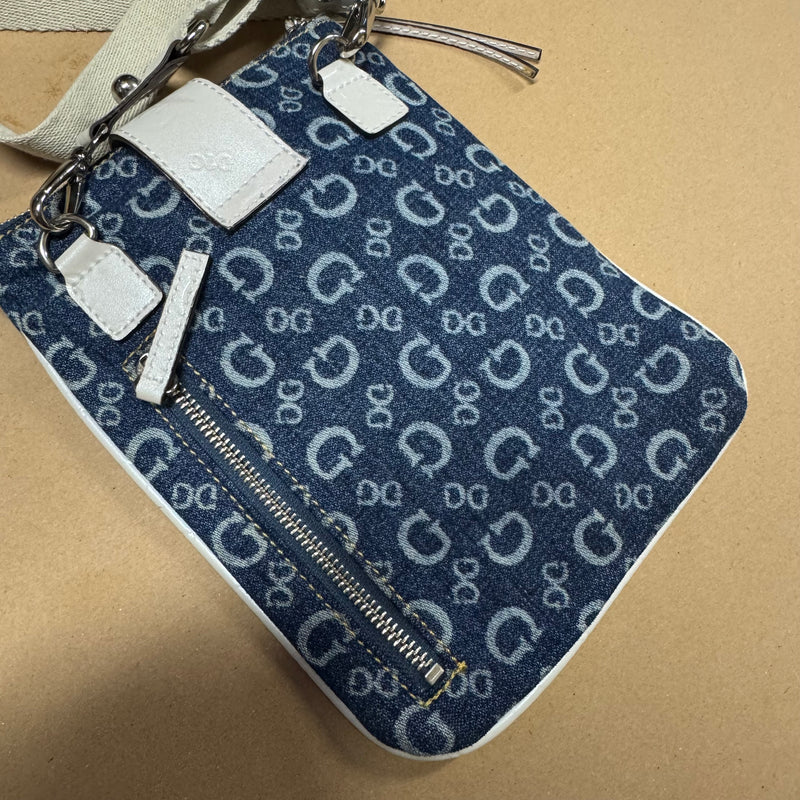 Detailansicht: Sourced limited accessories and clothes Guess blue monogram shoulder bag – Logo, Nähte oder Material