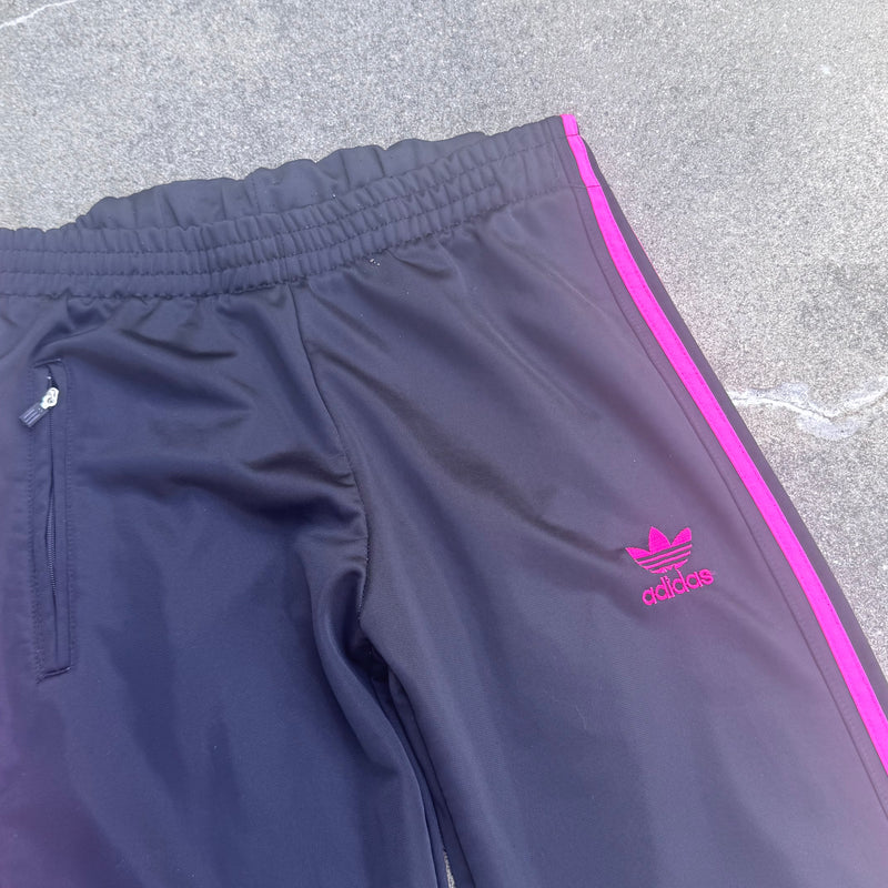 Detailansicht: Sourced limited accessories and clothes Adidas Y2K Firebird black trackpants – Logo, Nähte oder Material