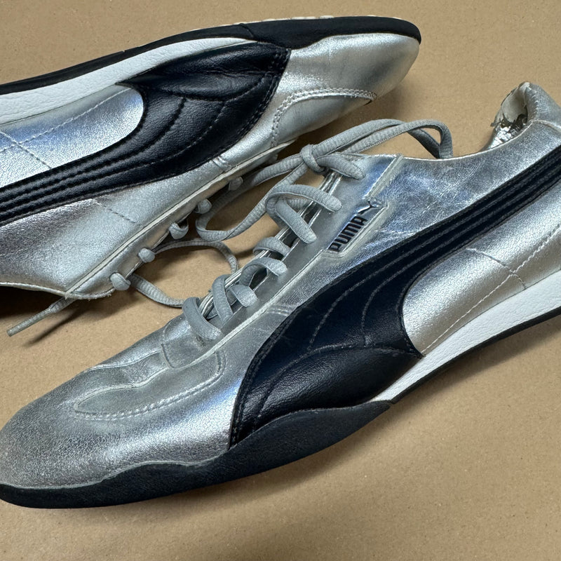 Detailansicht: Sourced limited accessories and clothes Puma Speedcat silver Y2K sneakers – Logo, Nähte oder Material