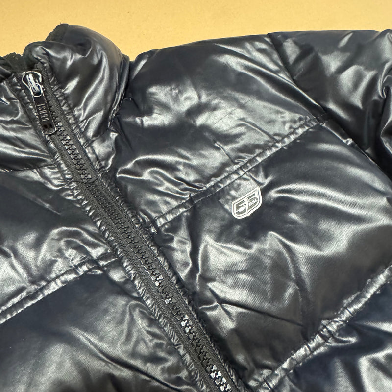 Detailansicht: Sourced limited accessories and clothes DSL 55 Diesel black puffer jacket – Logo, Nähte oder Material