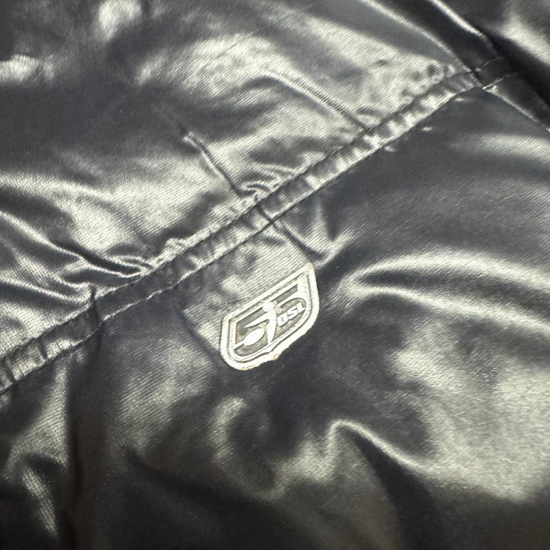 Detailansicht: Sourced limited accessories and clothes DSL 55 Diesel black puffer jacket – Logo, Nähte oder Material