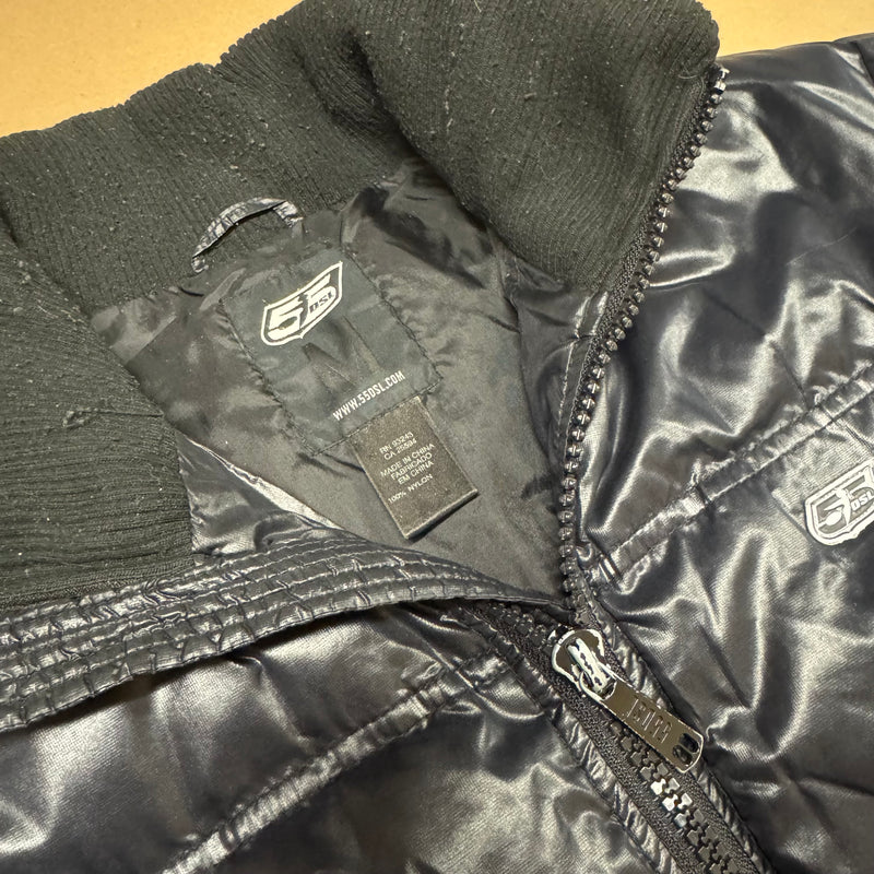 Detailansicht: Sourced limited accessories and clothes DSL 55 Diesel black puffer jacket – Logo, Nähte oder Material