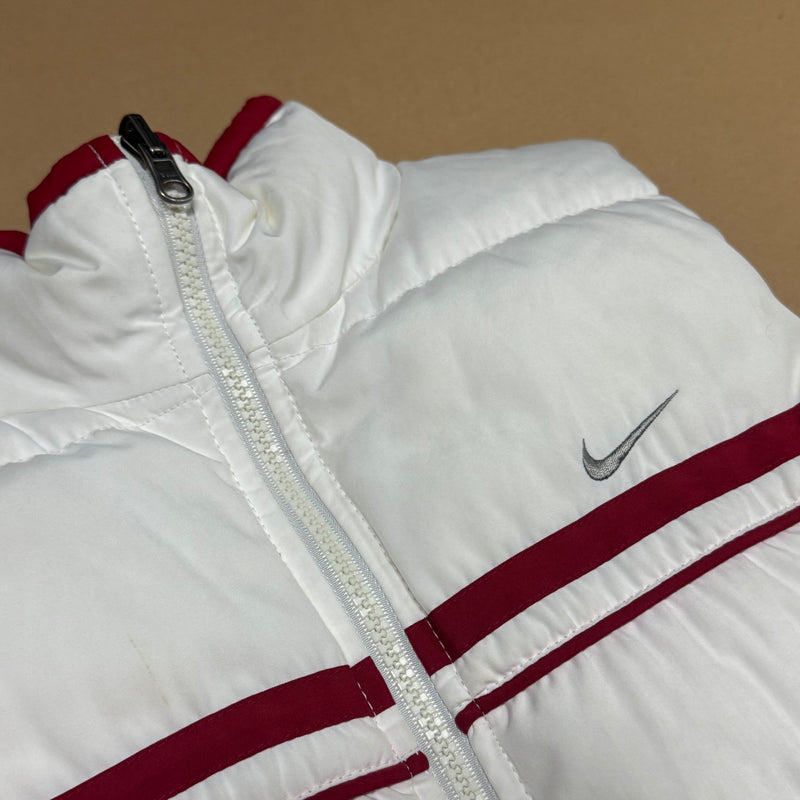 Detailansicht: Sourced limited accessories and clothes Nike vintage 90s reversible puffer vest – Logo, Nähte oder Material