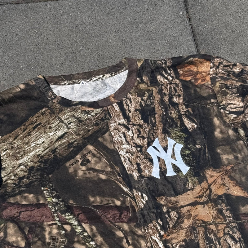 Detailansicht: Sourced limited accessories and clothes Yankees custom made camouflage longsleeve – Logo, Nähte oder Material