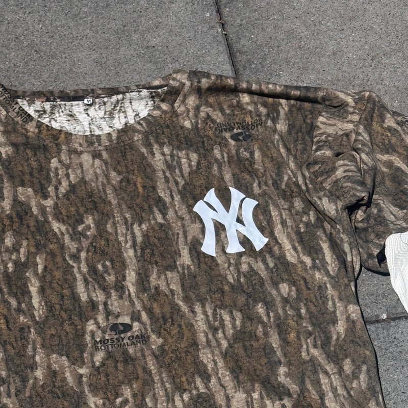 Detailansicht: Sourced limited accessories and clothes Yankees custom made camouflage light longsleeve – Logo, Nähte oder Material