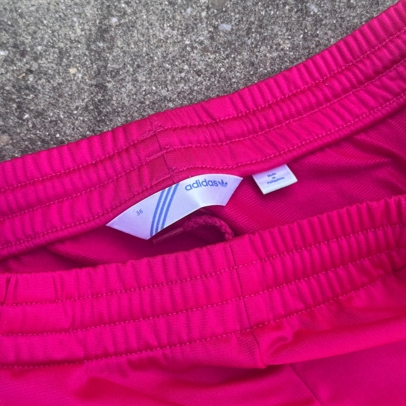 Detailansicht: Sourced limited accessories and clothes Adidas Firebird Y2K pink track pants – Logo, Nähte oder Material