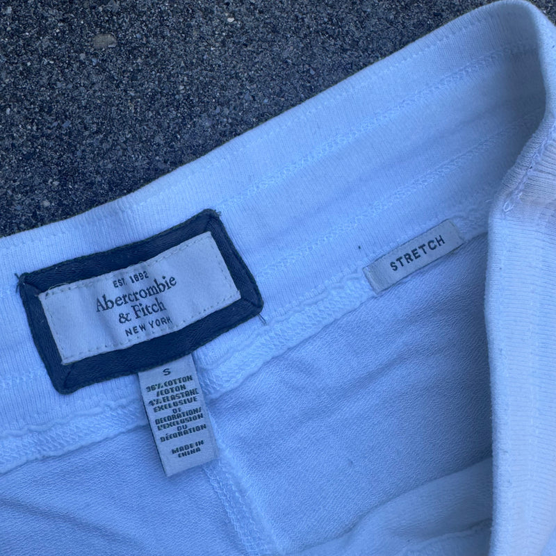 Detailansicht: Sourced limited accessories and clothes Abercrombie & Fitch Y2K stretch white mini skirt – Logo, Nähte oder Material