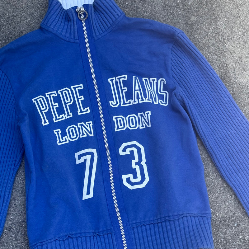 Detailansicht: Sourced limited accessories and clothes Pepe Jeans blue Y2K zip-up jacket – Logo, Nähte oder Material