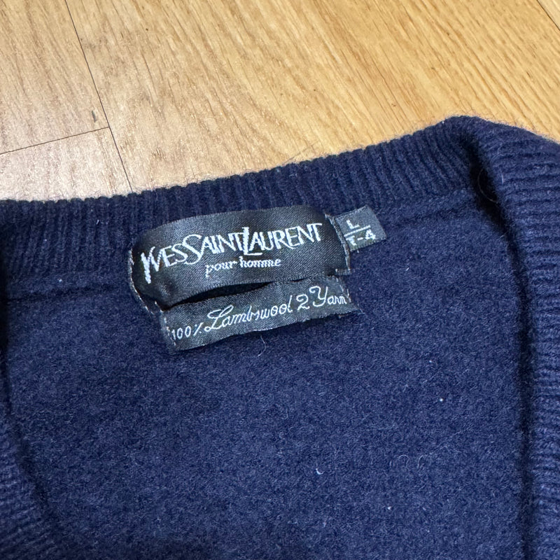 Detailansicht: Sourced limited accessories and clothes Yves Saint Laurent vintage lambswool sweat – Logo, Nähte oder Material