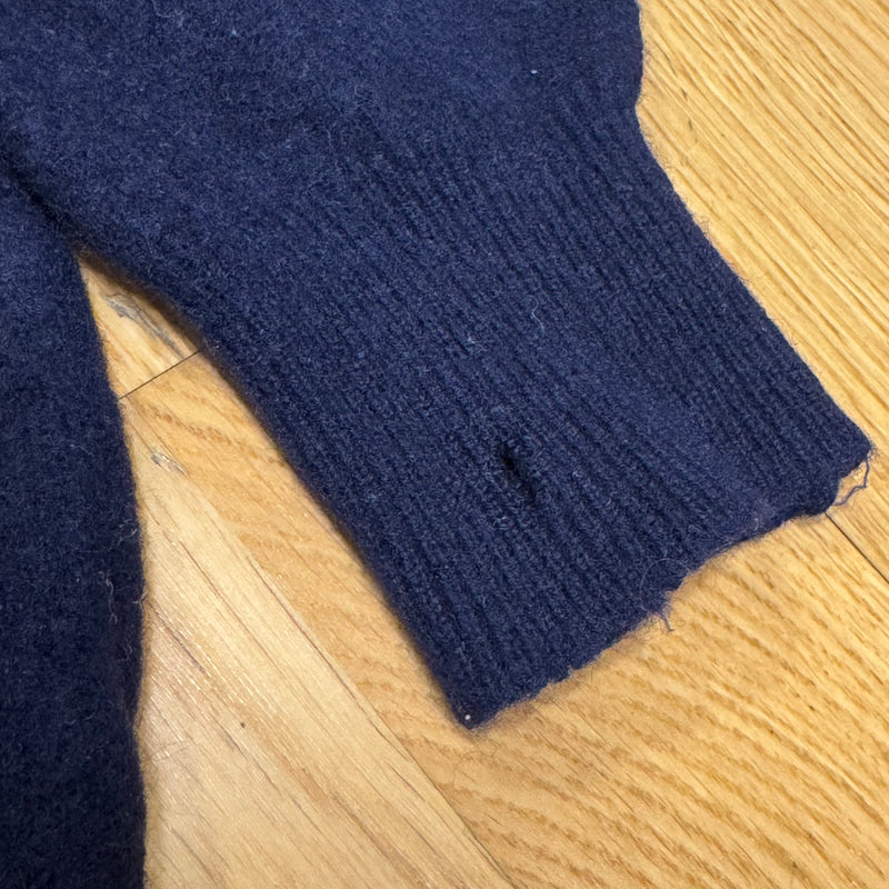 Detailansicht: Sourced limited accessories and clothes Yves Saint Laurent vintage lambswool sweat – Logo, Nähte oder Material