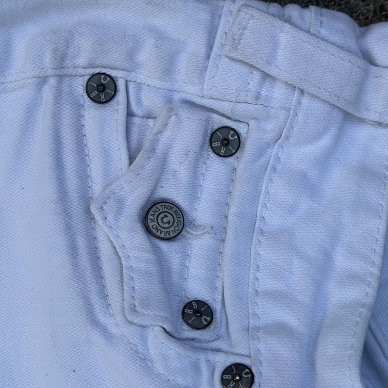 Detailansicht: Sourced limited accessories and clothes True Religion white denim shorts – Logo, Nähte oder Material