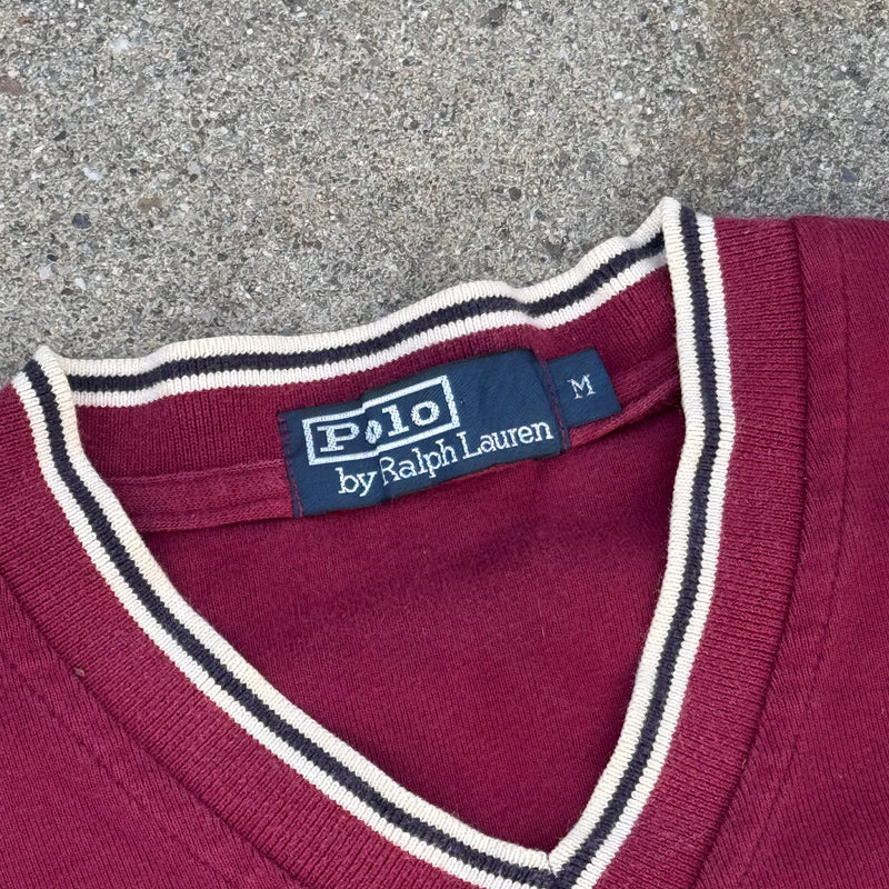 Detailansicht: Sourced limited accessories and clothes Polo Ralph Lauren burgundy V-neck sweater – Logo, Nähte oder Material