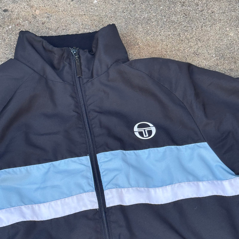 Detailansicht: Sourced limited accessories and clothes Sergio Tacchini streetwear track jacket – Logo, Nähte oder Material