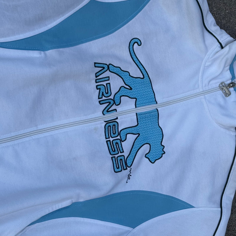 Detailansicht: Sourced limited accessories and clothes Airness streetwear 00s white track jacket – Logo, Nähte oder Material