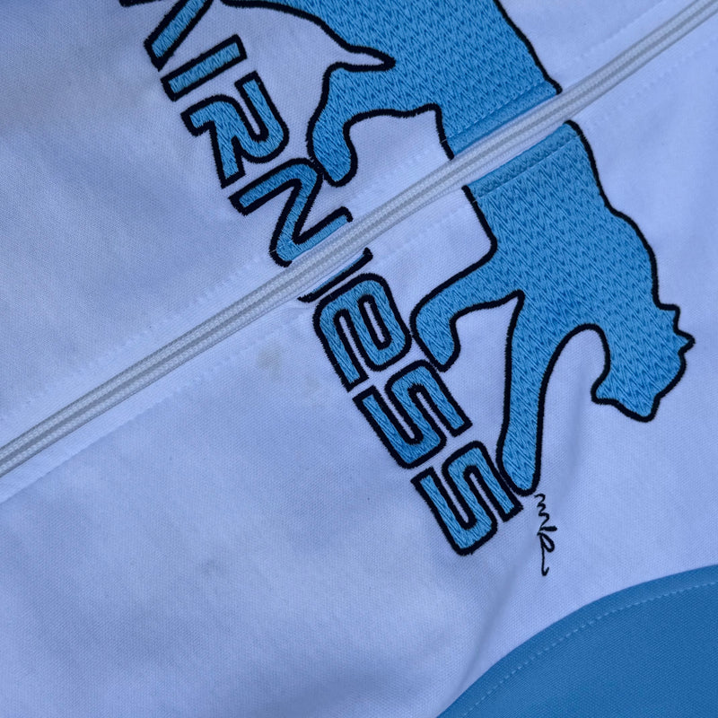 Detailansicht: Sourced limited accessories and clothes Airness streetwear 00s white track jacket – Logo, Nähte oder Material
