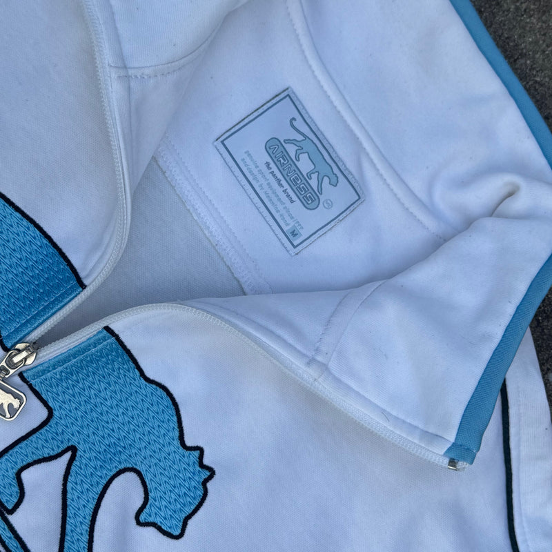 Detailansicht: Sourced limited accessories and clothes Airness streetwear 00s white track jacket – Logo, Nähte oder Material
