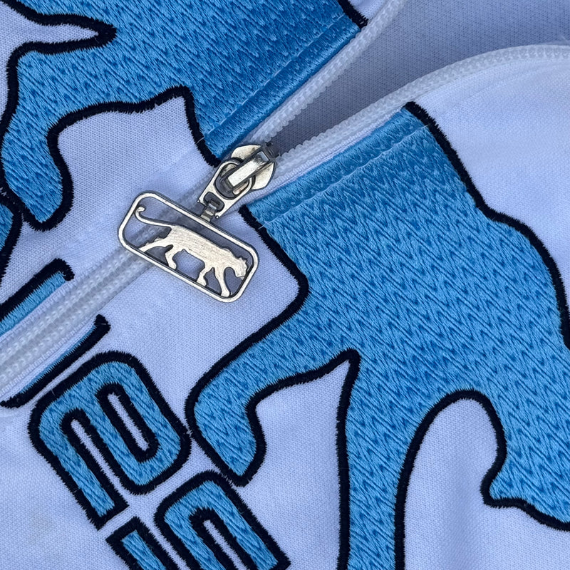 Detailansicht: Sourced limited accessories and clothes Airness streetwear 00s white track jacket – Logo, Nähte oder Material