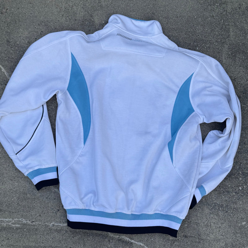 Detailansicht: Sourced limited accessories and clothes Airness streetwear 00s white track jacket – Logo, Nähte oder Material