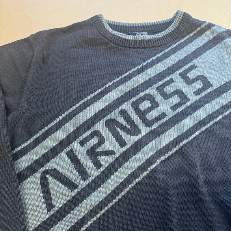 Detailansicht: Sourced limited accessories and clothes Airness vintage black knitted sweatshirt – Logo, Nähte oder Material