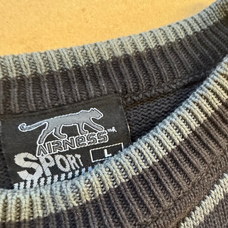 Detailansicht: Sourced limited accessories and clothes Airness vintage black knitted sweatshirt – Logo, Nähte oder Material