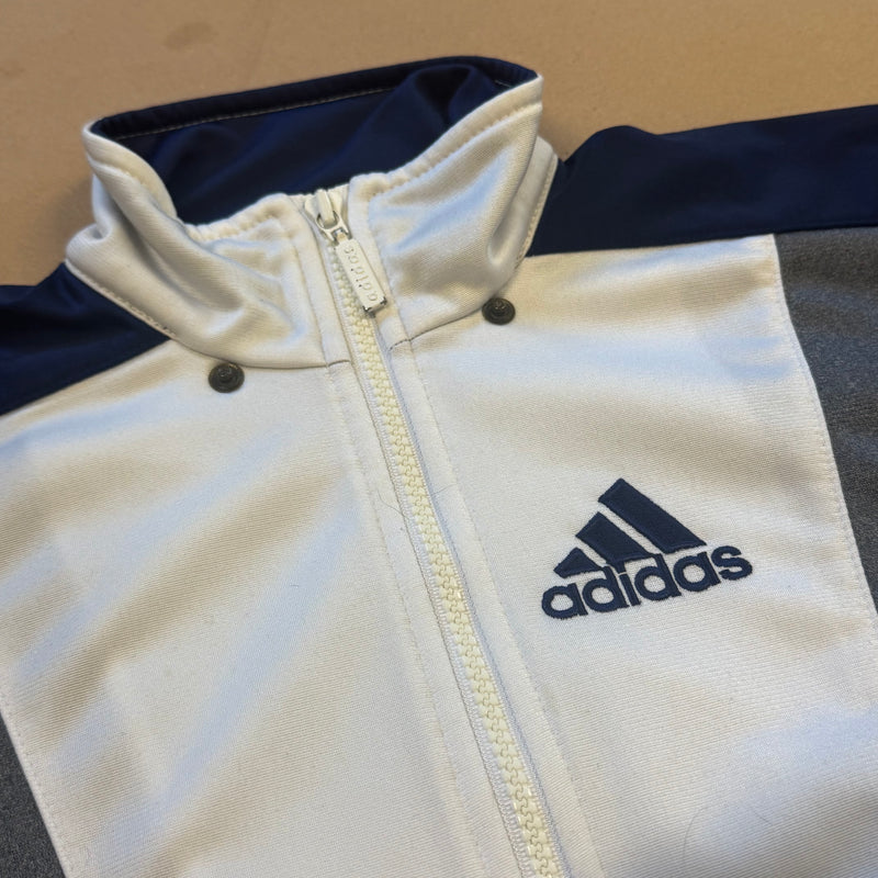 Detailansicht: Sourced limited accessories and clothes Adidas 90s vintage white track jacket – Logo, Nähte oder Material