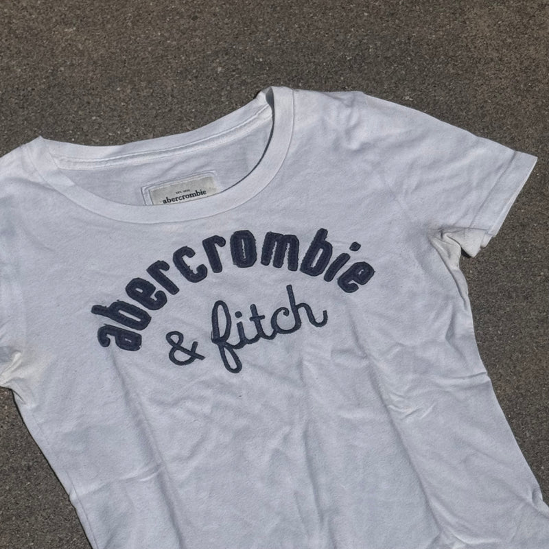 Detailansicht: Sourced limited accessories and clothes Abercrombie and Fitch white Y2K t-shirt – Logo, Nähte oder Material