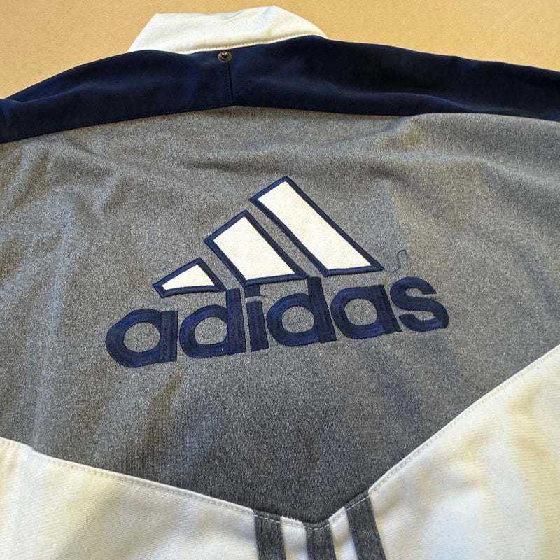 Detailansicht: Sourced limited accessories and clothes Adidas 90s vintage white track jacket – Logo, Nähte oder Material