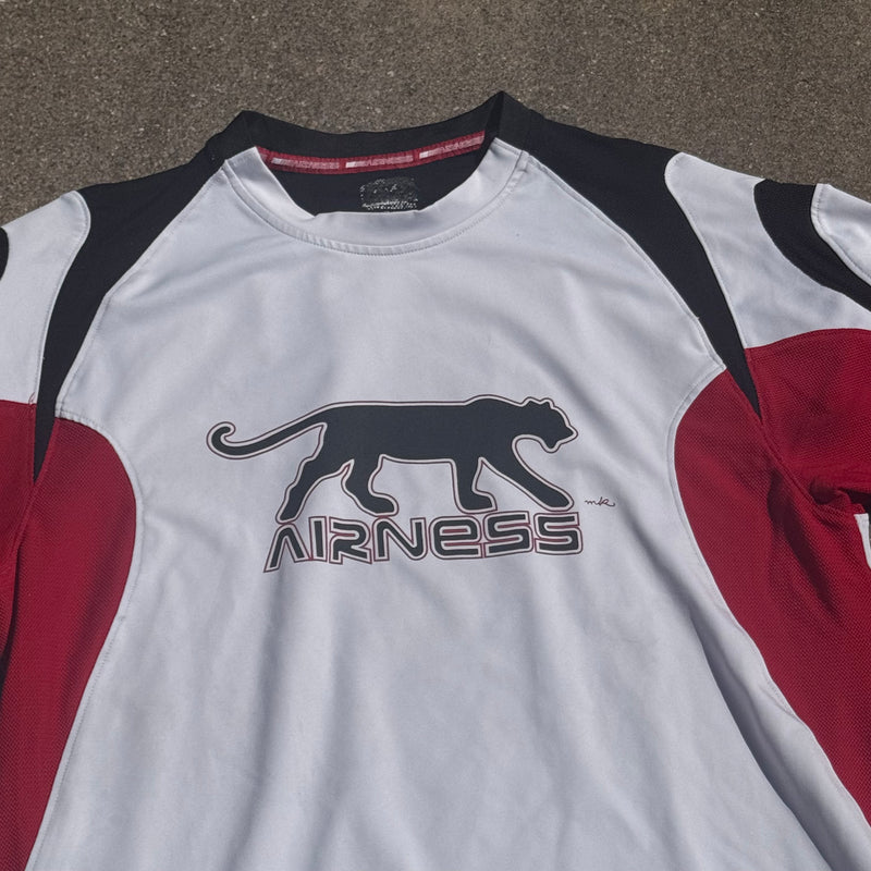 Detailansicht: Sourced limited accessories and clothes Airness 00s streetwear sports t-shirt – Logo, Nähte oder Material