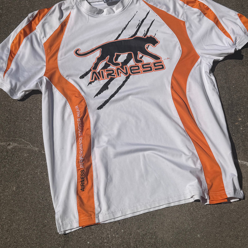 Detailansicht: Sourced limited accessories and clothes Airness streetwear 00s white t-shirt – Logo, Nähte oder Material