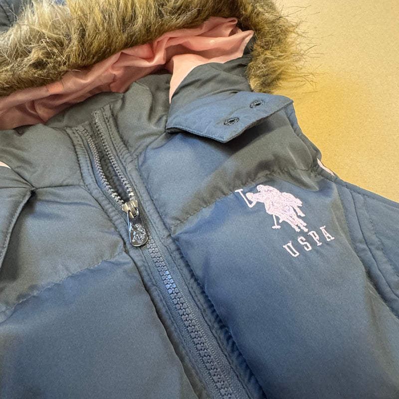 Detailansicht: Sourced limited accessories and clothes US Polo Assn fur hood puffer vest – Logo, Nähte oder Material