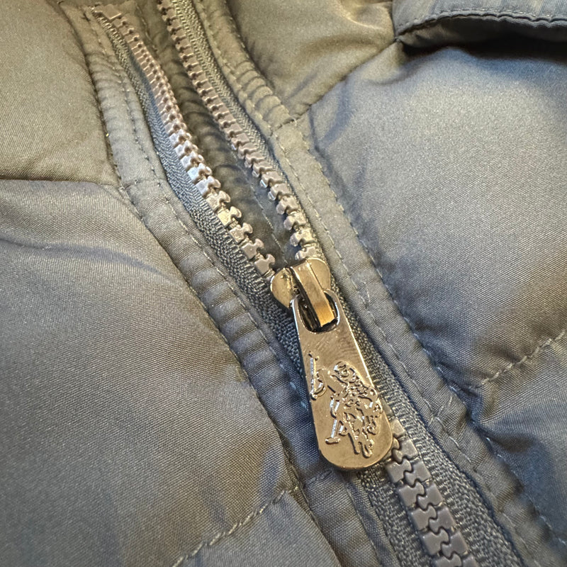 Detailansicht: Sourced limited accessories and clothes US Polo Assn fur hood puffer vest – Logo, Nähte oder Material