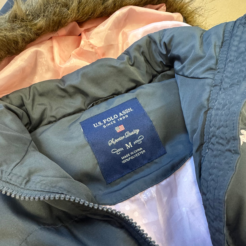 Detailansicht: Sourced limited accessories and clothes US Polo Assn fur hood puffer vest – Logo, Nähte oder Material